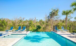 Una piscina al aire libre, una piscina infinita