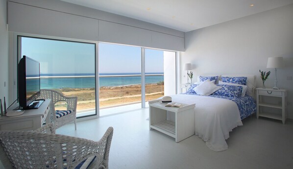 5 bedrooms, laptop workspace, bed sheets