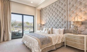 8 habitaciones y espacio para trabajar con laptop 