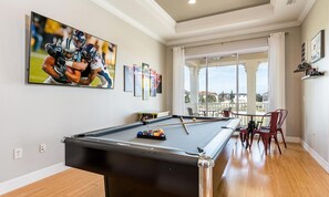 5 bedrooms, laptop workspace, internet, bed sheets