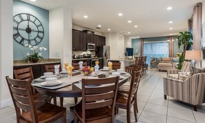 Mikrobølgeovn, ovn, kokeplater og oppvaskmaskin