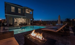 Outdoor pool - Rent the Perfect 5 Bedroom Villa on Reunion Resort and Spa, Orlando Villa 4752 (Kissimmee)
