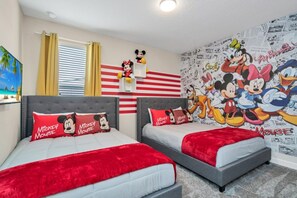 6 bedrooms, laptop workspace, bed sheets