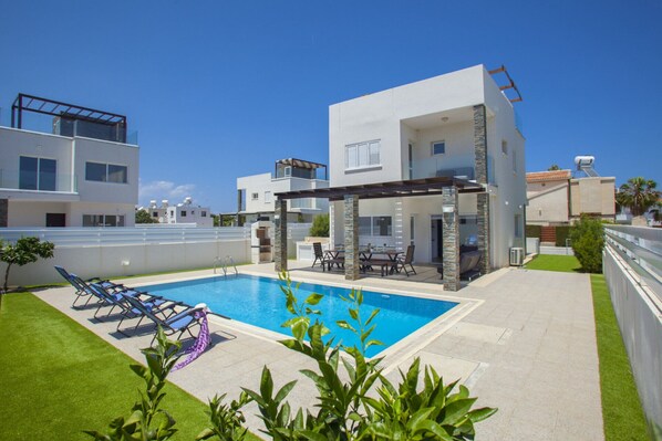 Villa (3 Bedrooms) | Front of property
