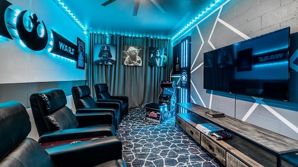 5 bedrooms, laptop workspace, bed sheets