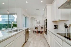 Microondas, horno, parrilla de estufa y lavavajillas 