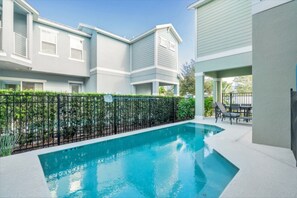 Alberca al aire libre y camastros 