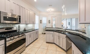 Private kitchen - Ultimate 5 Star Villa With Private Pool on Reunion Resort and Spa, Orlando Villa 4624 (Kissimmee)
