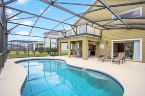 4 bedrooms, laptop workspace, bed sheets