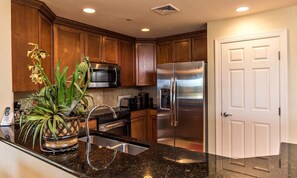 Mikrobølgeovn, ovn, kokeplater og oppvaskmaskin