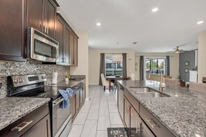 微波炉、烤箱、炉灶、洗碗机