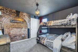 8 bedrooms, laptop workspace, bed sheets
