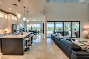 Smart TV, caminetto, impianto stereo, studio