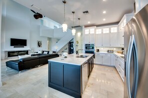 Frigorifero, microonde, forno, piano cottura