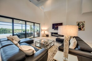 Smart TV, caminetto, impianto stereo, studio