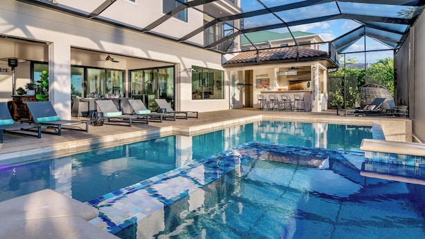 Ein Pool mit Liegestühlen, eine überdachte Terrasse und ein Restaurant namens "Beach Shack".