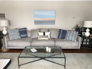 Smart TV, chimenea, oficina y monitor de computadora 