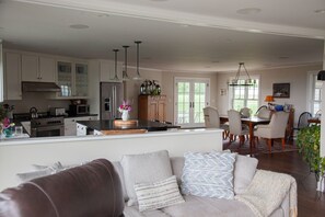 Smart TV, chimenea, oficina y monitor de computadora 