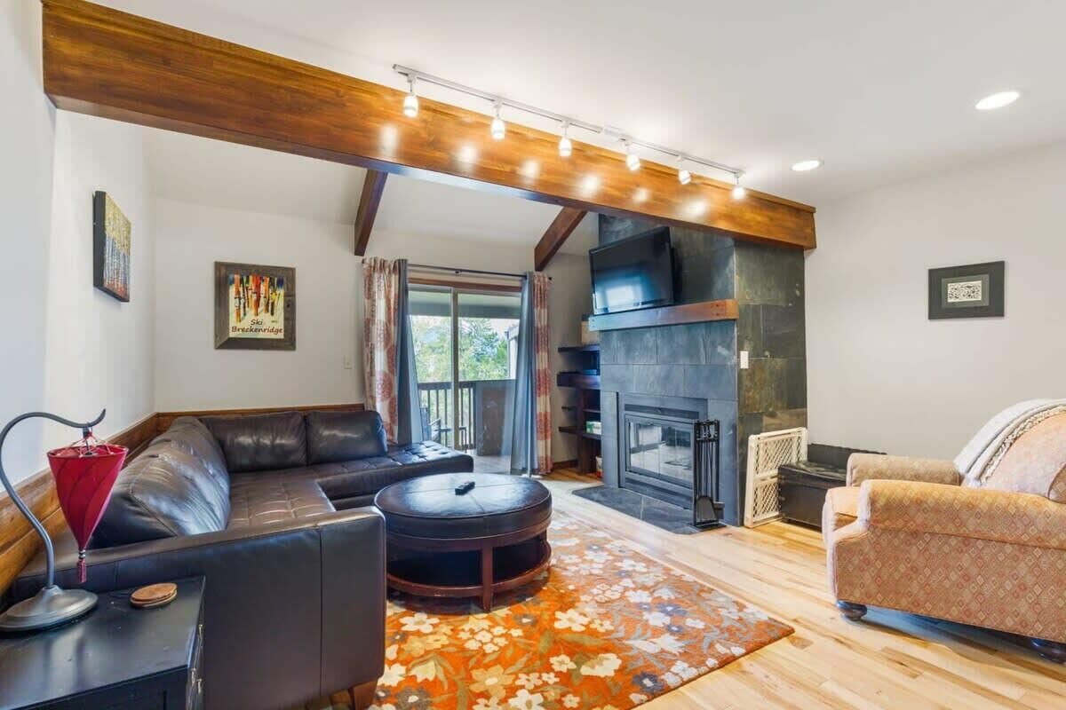 3 BDR Getaway - Near Skiing, Hiking + Bus Route!