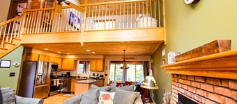 Hideout- Spacious Pet Friendly Home ready!!