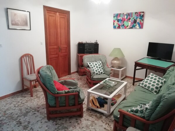 Televisión y oficina 