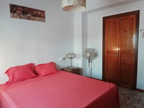 4 habitaciones, tabla de planchar con plancha, wifi y ropa de cama 