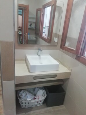 Suihku, hiustenkuivaaja, pyyhkeet, saippua