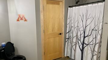 Duschwanne, Haartrockner, Handtücher, Seife