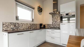 Een koelkast, een microgolfoven, een vaatwasser