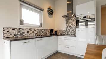 Kjøleskap, mikrobølgeovn, oppvaskmaskin og kaffetrakter/tekoker