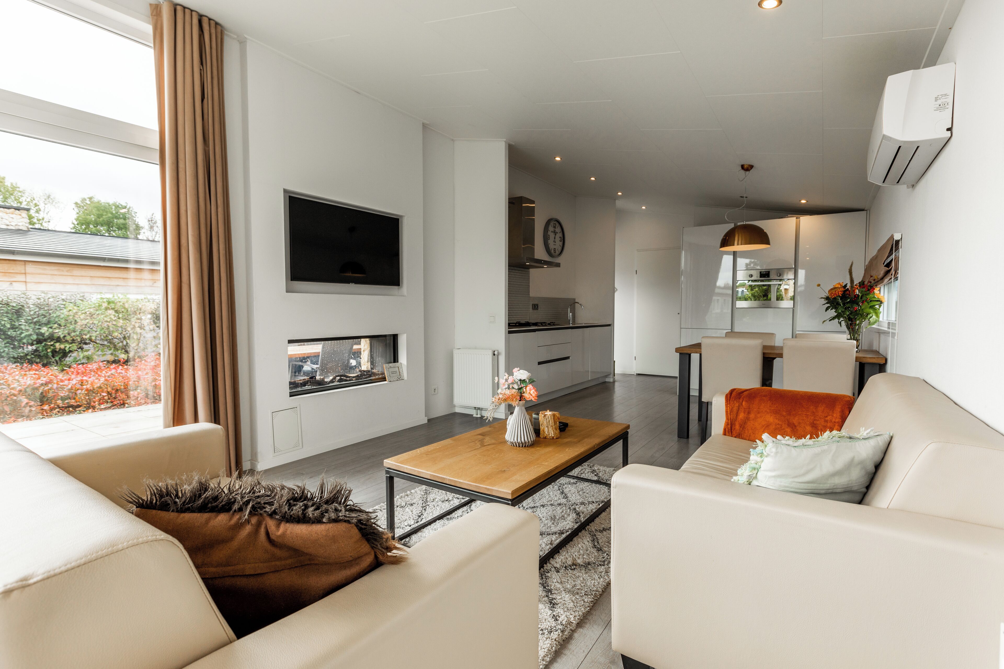 Een televisie en een open haard