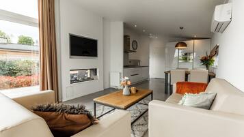 Een televisie en een open haard