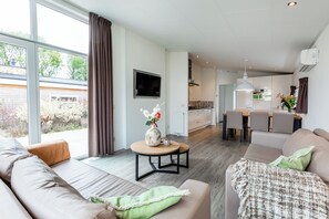 TV - Ravenbosch - Three Bedroom Resort, Sleeps 6 (Bemelen)