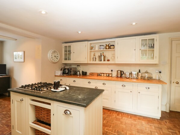 Cottage | Private kitchen | Fridge, dishwasher, electric kettle, toaster
