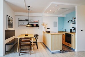 Kühlschrank, Ofen, Wasserkocher mit Kaffee-/Teezubehör, Toaster