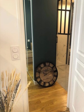 Interior - New apartment between Montmartre and les Batignolles (Paris)