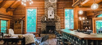 Cashiers Creek Front True Log 4,300 sqft Mountain Lodge, EV Charger + FiberOptic