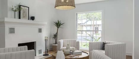 Televisión, chimenea y oficina