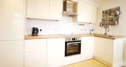 Seaside Apartment in the Heart of East Wittering Village