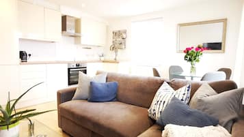 Apartamento superior, baño privado | Salón