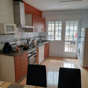 Fridge, microwave, oven, stovetop - Casa A Coruxa - Upper Floor Ground Floor (San Salvador de Poio)