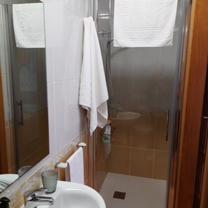 Tina, secadora de cabello, bidet, toallas 