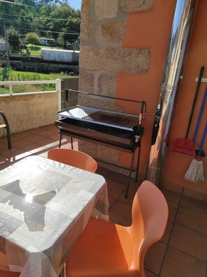 Outdoor dining - Casa A Coruxa - Upper Floor Ground Floor (San Salvador de Poio)