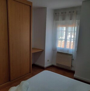 3 quartos, ferros/tábuas de passar roupa, berço de viagem