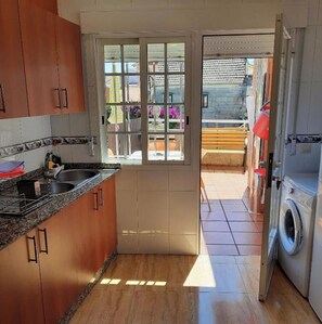 Frigorífico, microondas, horno y placa de cocina