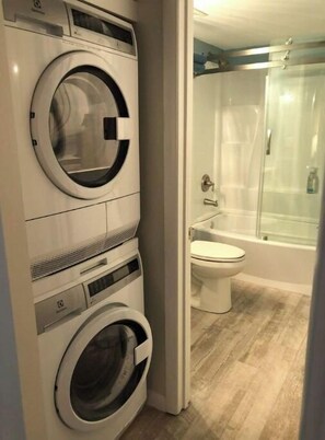 Duschwanne, Seife, Toilettenpapier