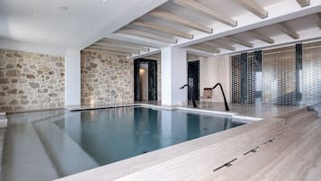 Indoor pool, sun loungers