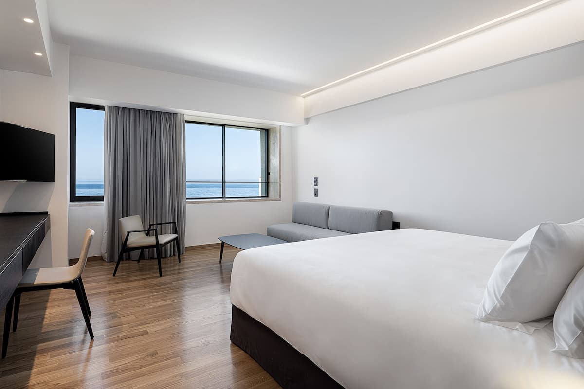 Habitación junior con 1 cama matrimonial o 2 individuales, vista al mar | Sábanas de algodón egipcio, ropa de cama de alta calidad y edredón