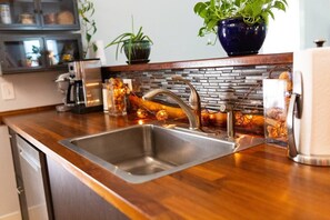 Fridge, microwave, oven, stovetop - Lil' Bull Bungalow- walk to Duke, Downtown Durham & Food (Durham)