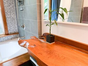 Kombinert dusj/badekar, hårføner, håndklær og såpe